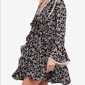 ✨Free People✨bell sleeves, lace and ruffles NWT!!!